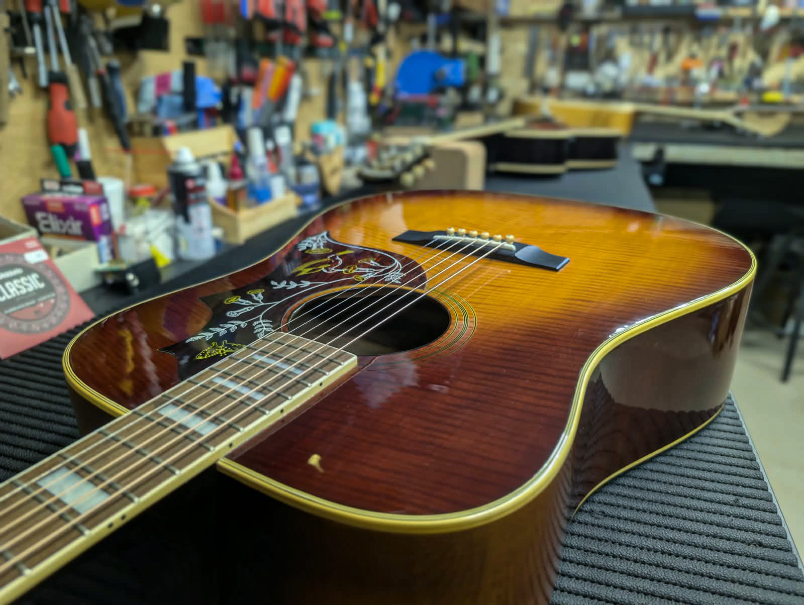 Akustikgitarre im Service