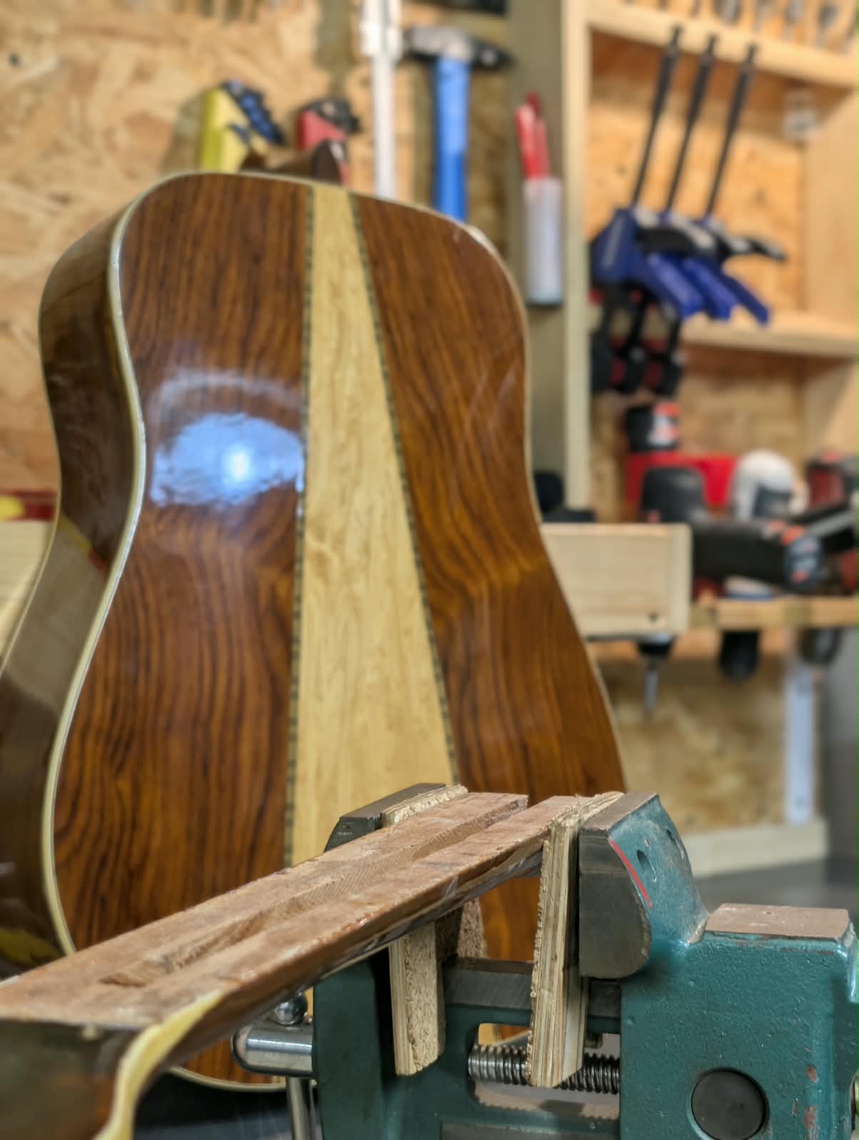 Arbeiten an einer Akustikgitarre