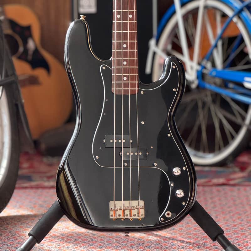 Tokai Hard Puncher PB45 — schwarzer Precision-Bass mit Splitcoil-Tonabnehmer