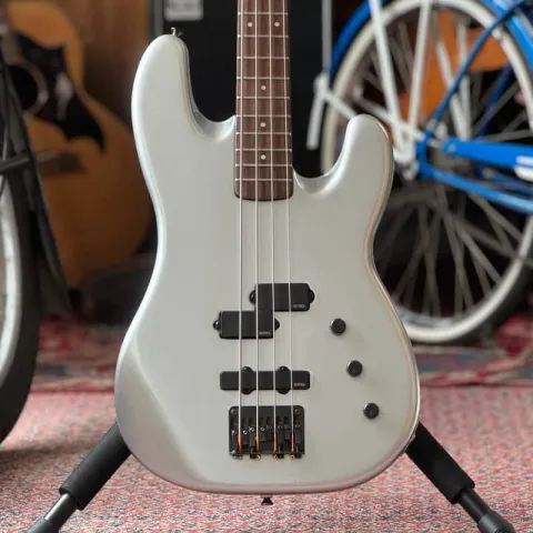 Marina Profile Bass PJ – Silber, neu lackiert und mit EMG-Pickups