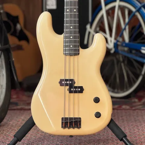 Fender Boxer PB551 – gealtertes Olympic White, 1985