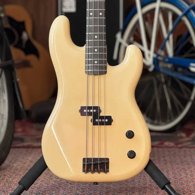 Fender Boxer PB551 – gealtertes Olympic White, 1985