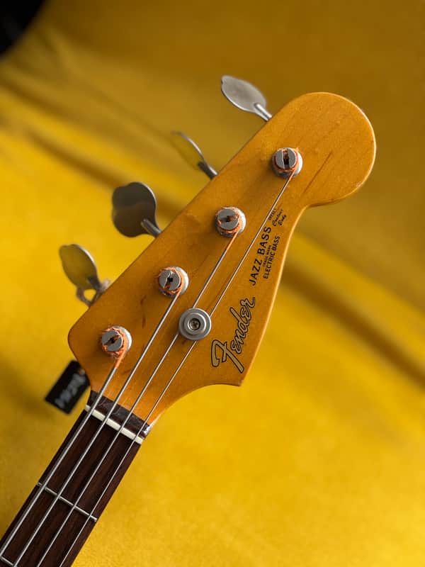 Tête de la Daphne Blue Fender Jazz Bass JB62 de notre catalogue. Sur cet exemple, les marquages doivent également être vérifiés au niveau du talon du cou.