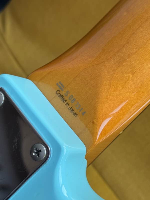 Le même JB62 : le préfixe S et l’inscription Crafted in Japan apparaissent sur la nuque, près du corps. Photographie du catalogue Selected Vintage Guitars.