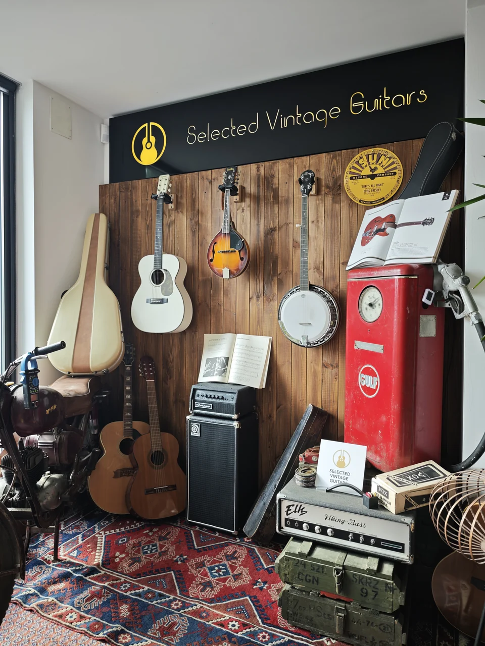 Kytara, mandolína a banjo pod nápisem Selected Vintage Guitars v našem obchodě v Poznani.